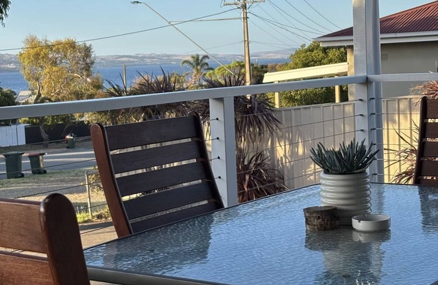 Port Lincoln 'Serene Escape' 'Pets are welcome! Meters from the sand!