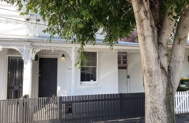 Port Melbourne - Centrally located 2 bedroom cottage - private quiet locallity