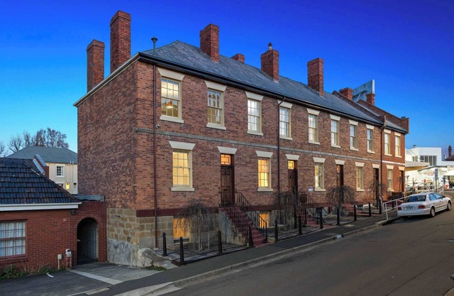 Portsea Place - Chic queen studio and parking