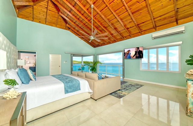 Portside Villa: Private deck and beach access, with amazing views of the ocean