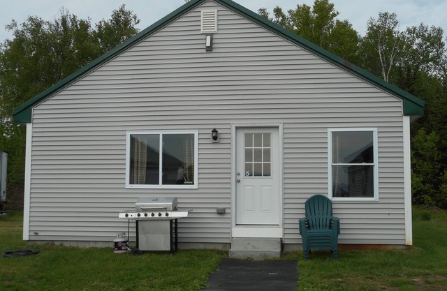 Post and beam cabin with queen size and bunk