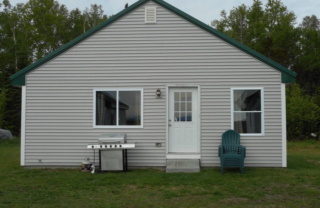 Post and beam cabin with king and bunk