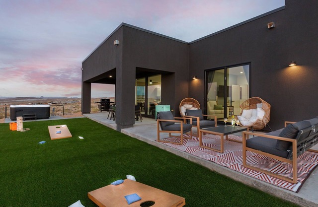 Powell's Edge Retreat - Hot tub+ Boat Garage + Home Gym + Lake Views + Sleeps 20