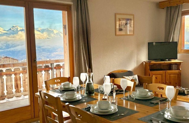 Pracondu apartment, ski-in ski-out, with views of the Alps