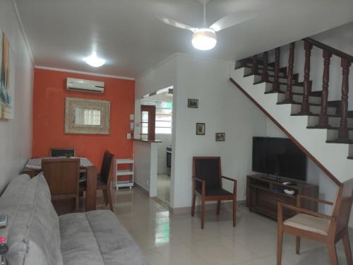 PRAIA DO TOMBO e PRAIA DAS ASTURIAS- CASA EM COMDOMÍNIO- 2 quartos - 2 banheiros- ar cond - quintal - churrasqueira