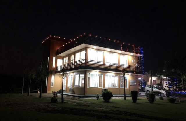 Prakash Farm is an 11 acres peaceful paradise located in the Aravalli foothills.