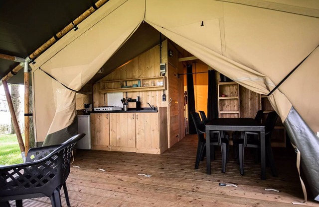 Premium lodge tent with sanitary facilities for 5 people 5 people