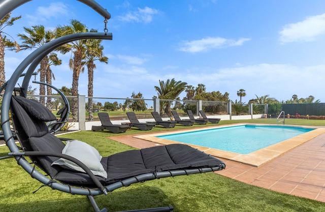 Premium luxury front line villa, 15 minute taxi ride from airport, private pool