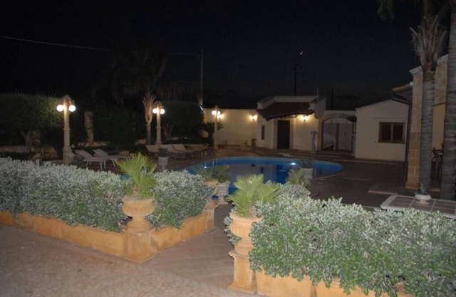 PRESTIGIOSA E SINGOLARE VILLA CON APPARTAMENTO CAMERE E PISCINA AD USO ESCLUSIVO