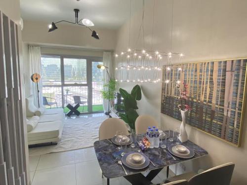 Pretty 1BR with Balcony Facing Infinity Pool Manila Bay Sunset Near Airports Okada Solaire with Free Parking