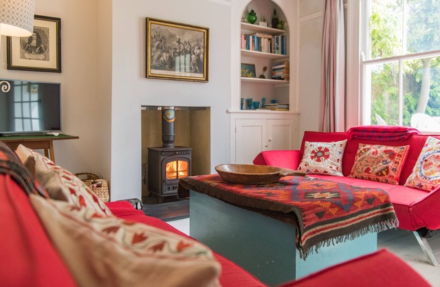 Pretty coastal fisherman’s cottage less than a minute walk from Kingsdown Beach.