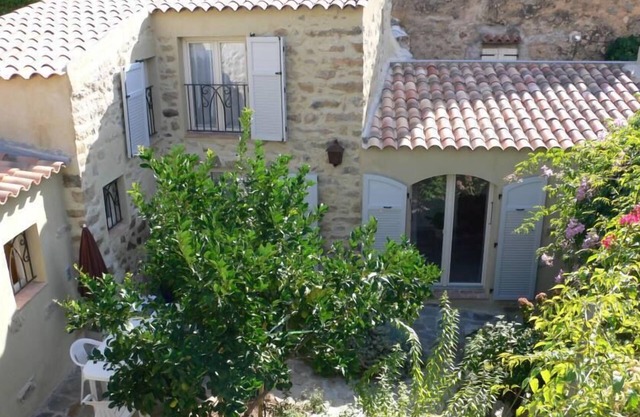 pretty house in duplex courtyard garden Cassano 20 'beach Calvi/Ile-Rousse