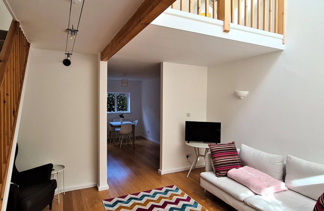 Pretty house near shops and other facilities, close to the centre of Oxford