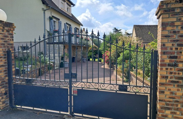 Pretty little villa 45 minutes from Paris and less than 2 hours from the Normandy coast.