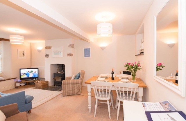Pretty, Pet Friendly Cottage with Parking, Wifi and River Views.