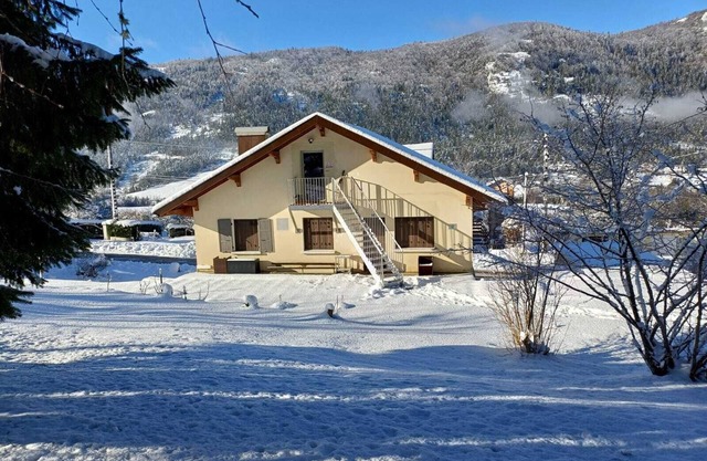 Pretty Private Studio surrounded by mountainous nature. Pets Allowed