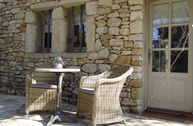 Pretty stone mazet for 2 people surrounded by a 2 hectare park