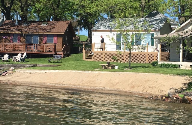 Prime East Lake beachfront cabin with boat hoist in Okoboji