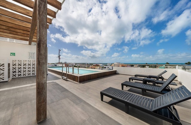 Prime Location. 2 BR Condo w/Ocean View Pool.