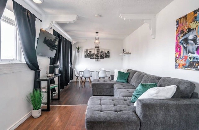 PRIME location, 2 FREE parking, 5 Min WALK FROM FALLS, free wine & wifi, 8guest