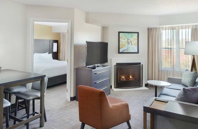 Prime Location! 2 Relaxing Units, Pool, Pets Allowed, Free Breakfast & Shuttle!