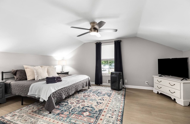 Prime Location! 2BR, King Bed w/Private Laundry