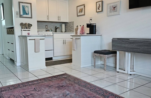 Prime location on Pass-A-Grille Beach! Everything you need is here!