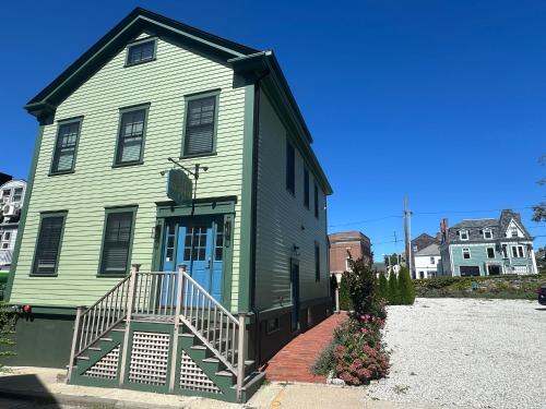 Prime Location! Renovated House! 6 Bed4 Bath