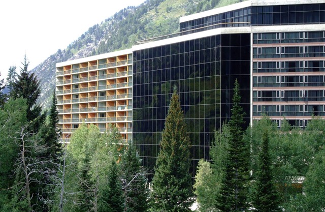 Prime Ski Week at Snowbird's Cliff Club Sleeps 10 in 2 bedrooms.