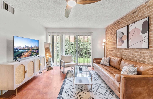 Prime SoCo airy 2BR king suite w/pool, parking