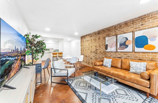 Prime SoCo bright 2BR king suite w/pool, parking