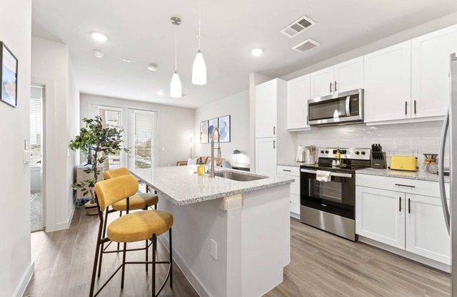 Prime Soco Bright 2BR King Suite w Pool Parking
