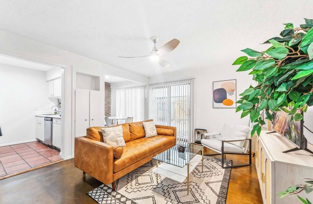 Prime SoCo cozy 1BR king suite w/pool, parking