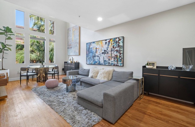 Prime West Hollywood Penthouse Apartment with 3 Bedroom & Full Amenities