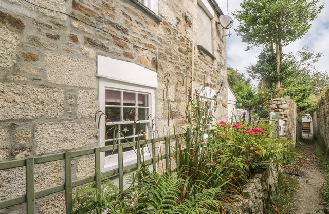 PRIMROSE COTTAGE, pet friendly, character holiday cottage in Penryn