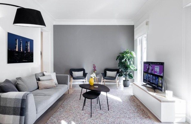 Principe de Vergara Apartment II by Flatsweethome