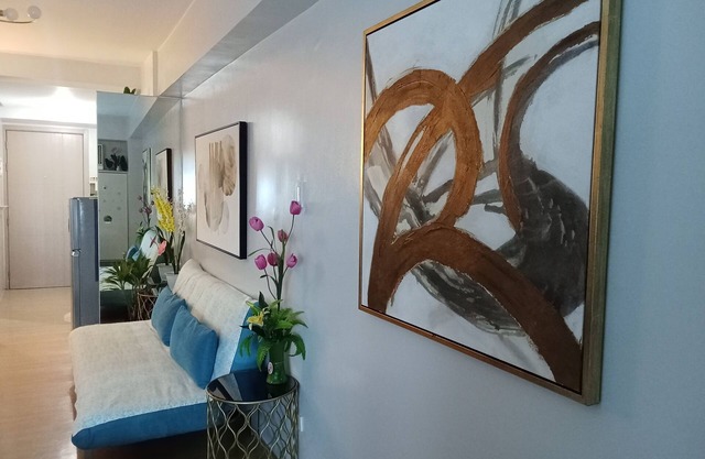 Pristine Studio, City view, full wall mirrors & Queen bed in M Place Quezon City