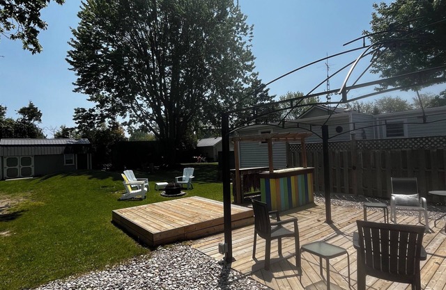 Pristine two bedroom cottage with everything you need. Minutes to beach!