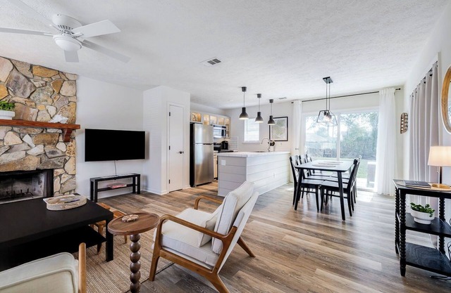 Pristine waterfront 3 bed/2 bath home. Great location between Savannah & Tybee!