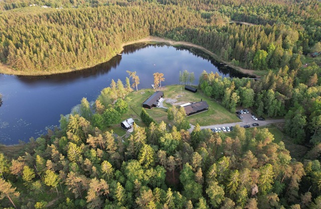 Privat gård med 42 bäddplatser vid badsjö mitt i naturen utanför Göteborg