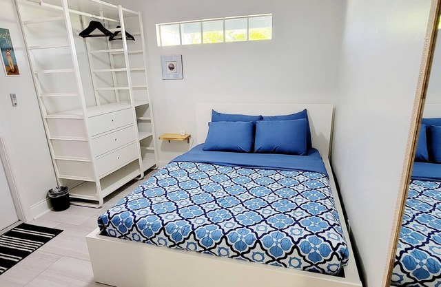 Private 1 bedroom apt/full kitchen/big shower.