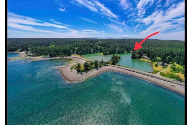 Private 2 bedroom Cottage on a Lagoon.