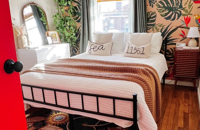 Private 2nd story apartment in the heart of Long Beach- Pura Vida!