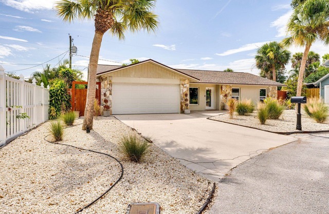 Private 3 bed 2 bath gorgeous pool home 10 min to Siesta Key Beach!