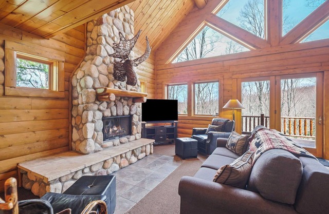 Private 3 BR Mountain Cabin | Ski-In/Ski-Out | Sleeps 12 | Balcony Deck