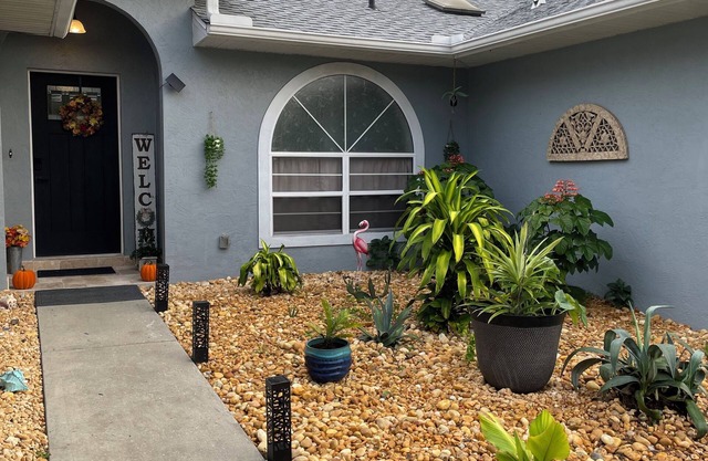 Private 4 bedroom, Pool, near Rainbow Springs State Park and enclosed yard.
