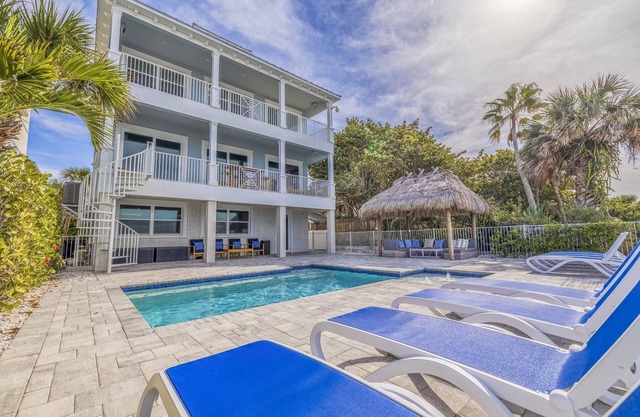 Private beach house directly facing the Gulf Of Mexico. Sleeps 12
