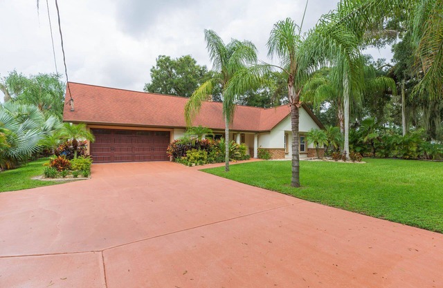 Private Brandon Oasis Family home w/Full outdoor kitchen & Bar+ Game room n