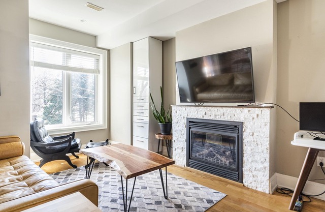 Private: Bright 2-Storey Loft w/Rooftop