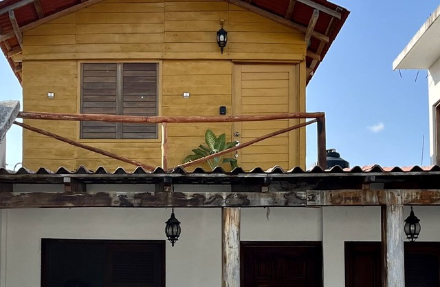 Private cabin in a central area 1 block from the lagoon!